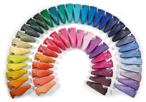 fonte: http://sneakernews.com/2015/03/05/can-win-50-pairs-pharrell-x-adidas-supercolor-collection/